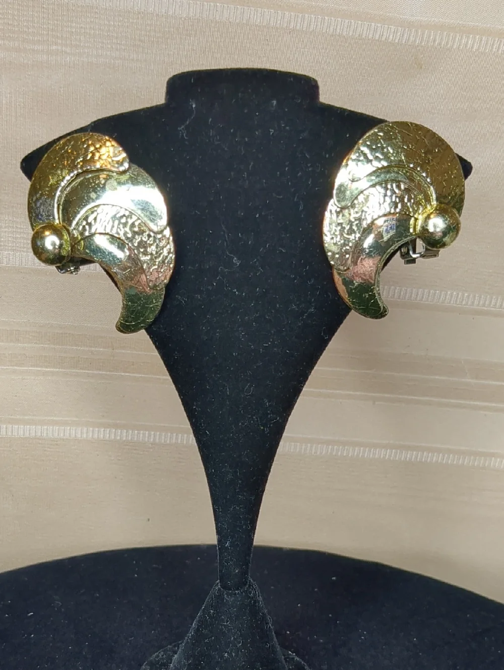 3/$15 Vintage 80s Gold Tone Fan Earrings Metal Sea Shell Style Clip-on